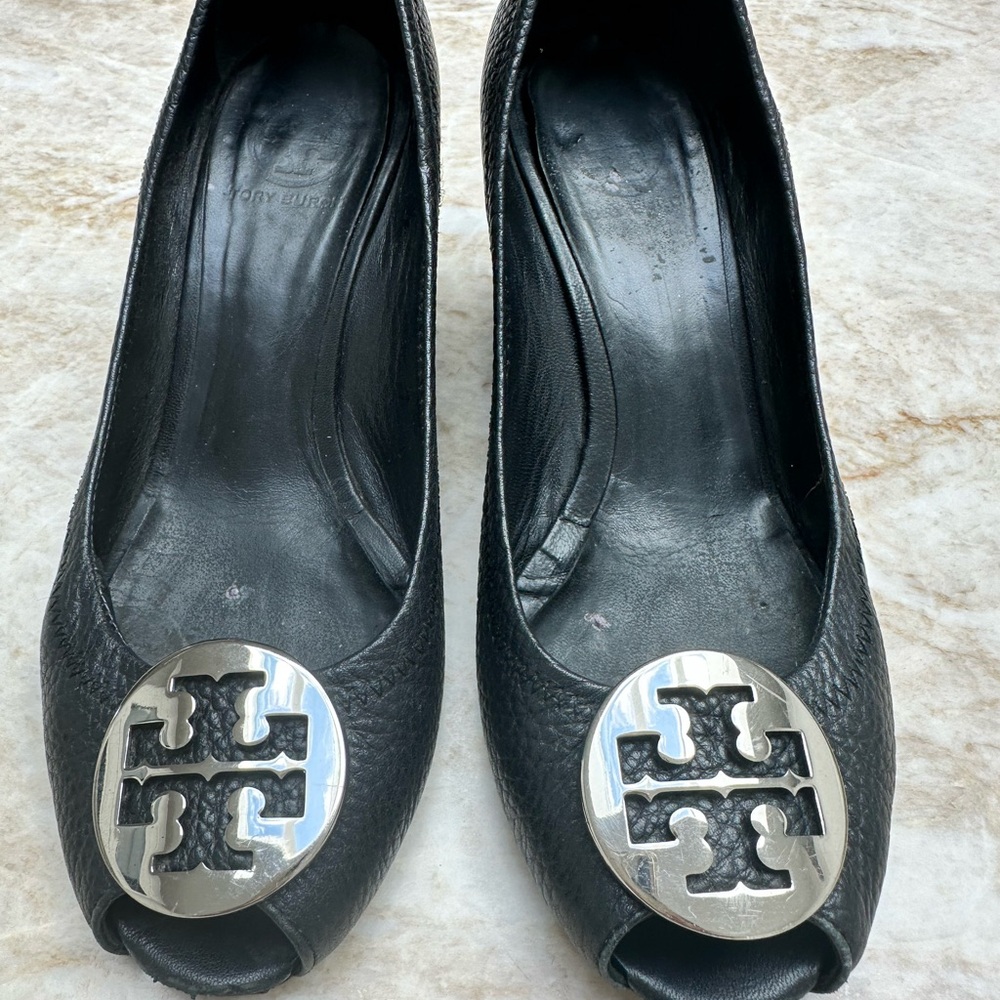 TORY BURCH Sally Wedge Black/silver logo Size 8